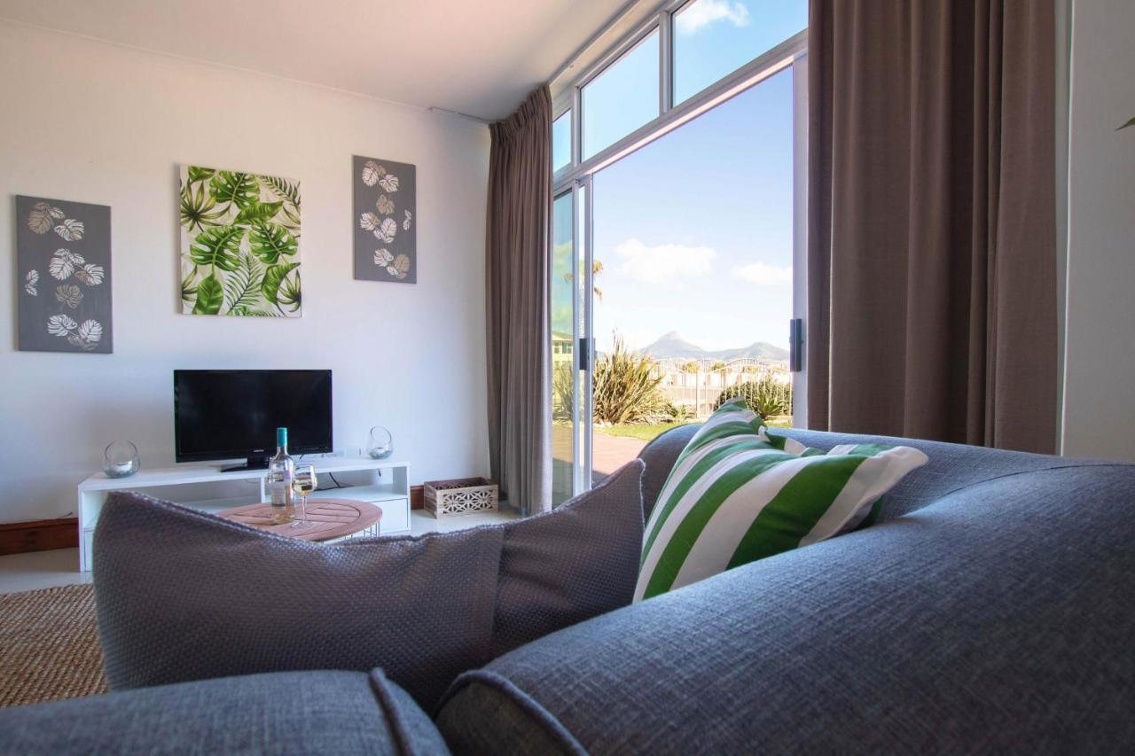 Romantic Beachfront Bachelor Apartment